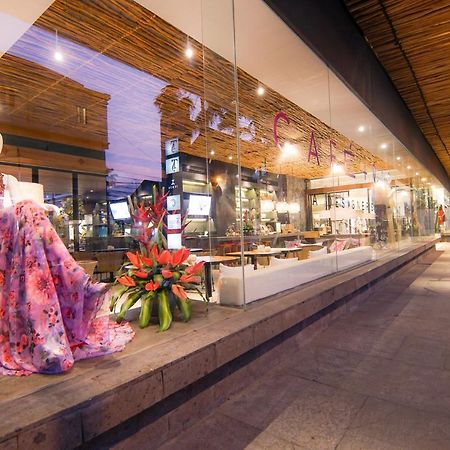 فندق تي إس سويتس سيمينياك بالي سمينياك المظهر الخارجي الصورة The interior of the shopping mall