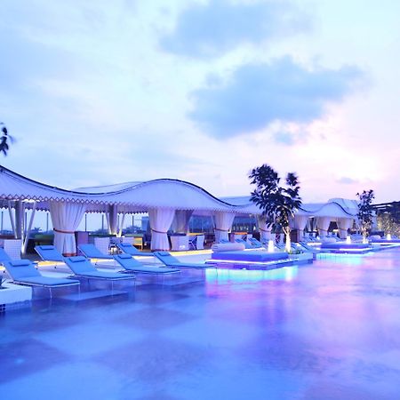 فندق تي إس سويتس سيمينياك بالي سمينياك المظهر الخارجي الصورة The pool at the hotel