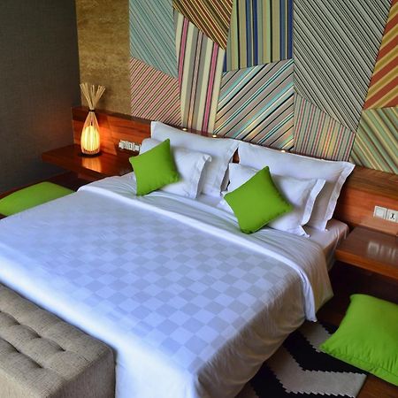 فندق تي إس سويتس سيمينياك بالي سمينياك الغرفة الصورة A bedroom at the hotel
