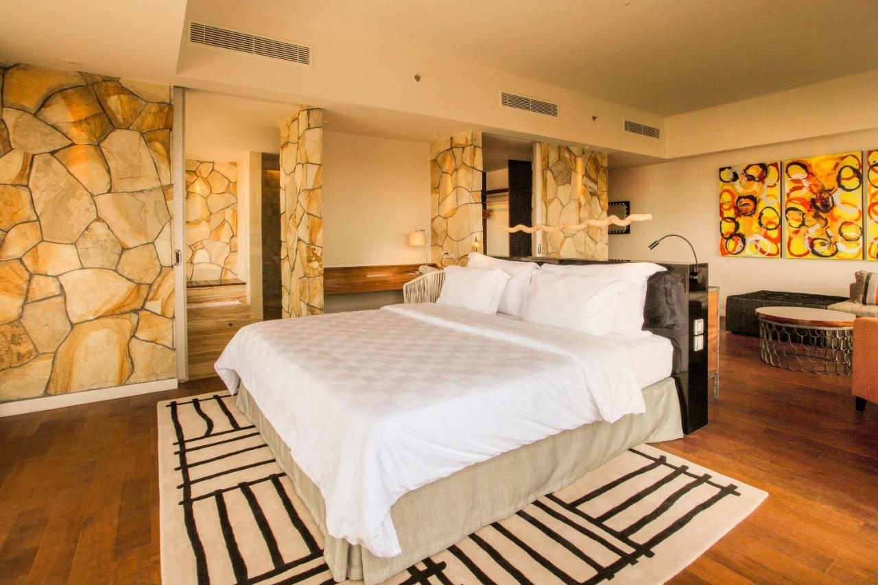 فندق تي إس سويتس سيمينياك بالي سمينياك المظهر الخارجي الصورة A bedroom at the hotel