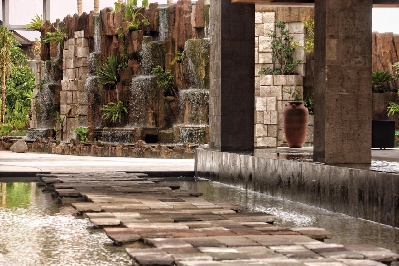 فندق تي إس سويتس سيمينياك بالي سمينياك المظهر الخارجي الصورة The resort's main entrance