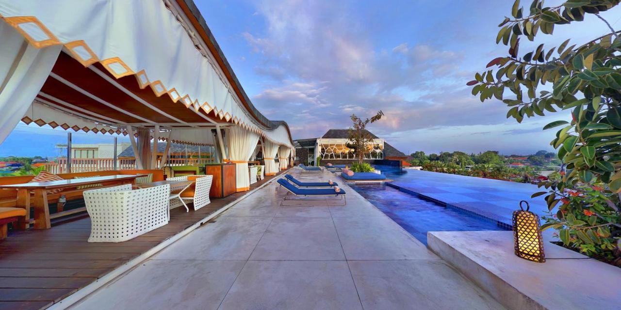 فندق تي إس سويتس سيمينياك بالي سمينياك المظهر الخارجي الصورة The rooftop pool at the hotel