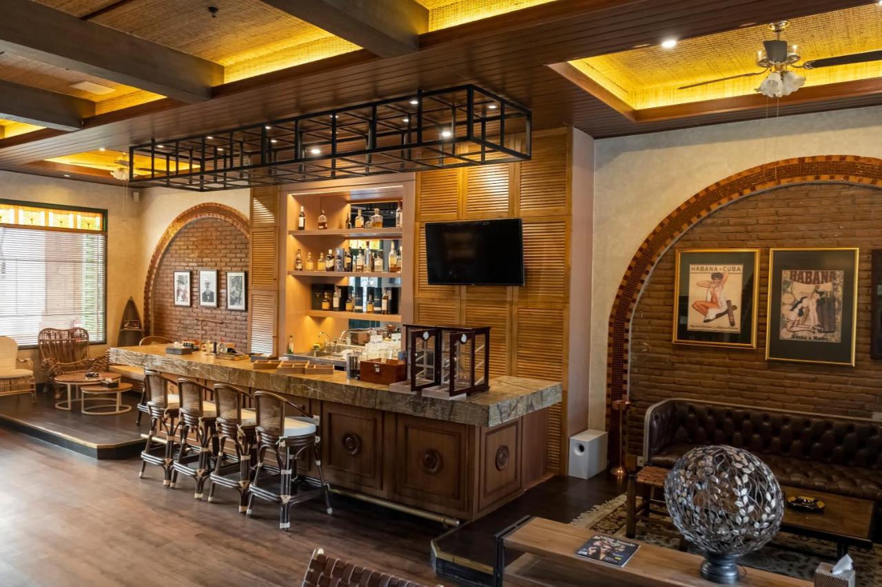 فندق تي إس سويتس سيمينياك بالي سمينياك المظهر الخارجي الصورة The bar at the 2010-built clubhouse