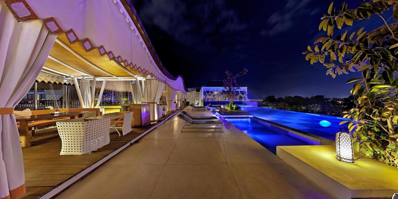 فندق تي إس سويتس سيمينياك بالي سمينياك المظهر الخارجي الصورة The pool at the rooftop bar