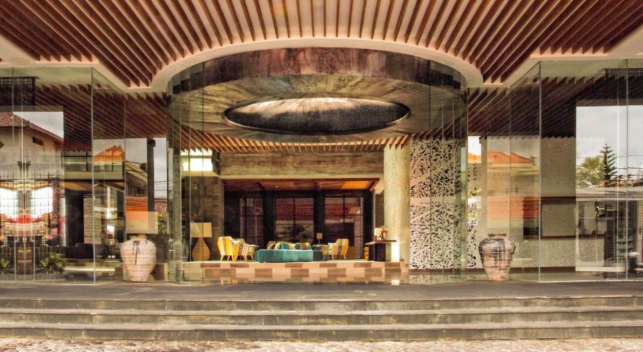 فندق تي إس سويتس سيمينياك بالي سمينياك المظهر الخارجي الصورة The lobby of the hotel