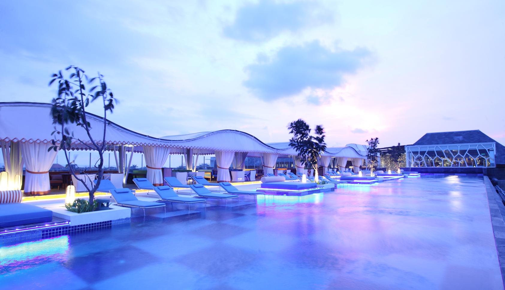فندق تي إس سويتس سيمينياك بالي سمينياك المظهر الخارجي الصورة The pool at the hotel