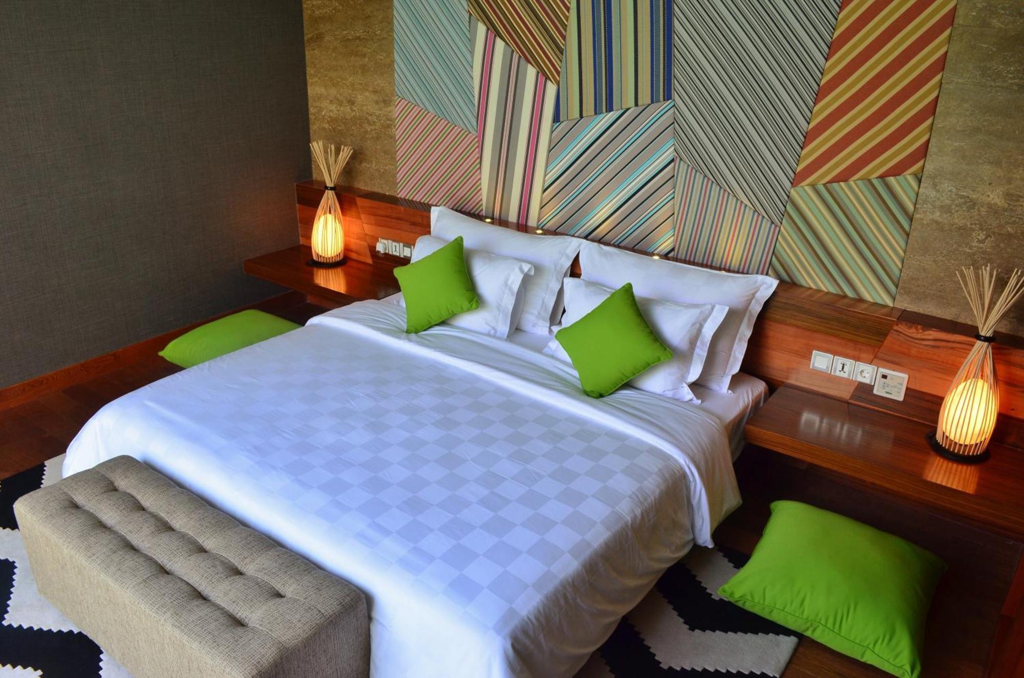 فندق تي إس سويتس سيمينياك بالي سمينياك الغرفة الصورة A bedroom at the hotel
