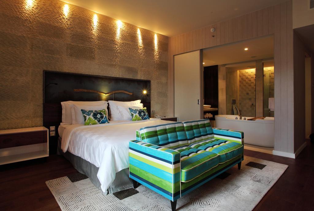 فندق تي إس سويتس سيمينياك بالي سمينياك الغرفة الصورة A bedroom at the hotel