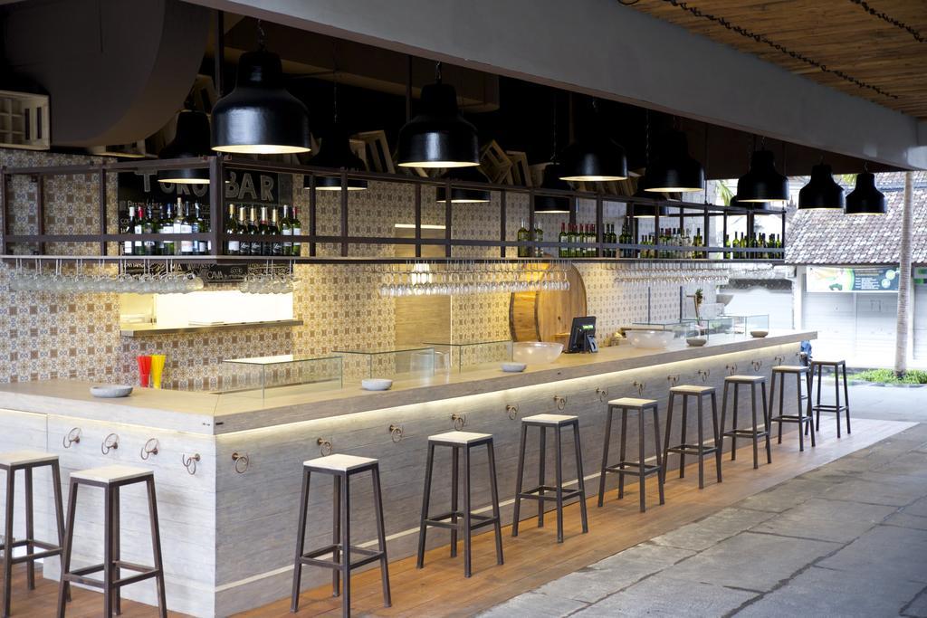 فندق تي إس سويتس سيمينياك بالي سمينياك المظهر الخارجي الصورة The bar at the restaurant
