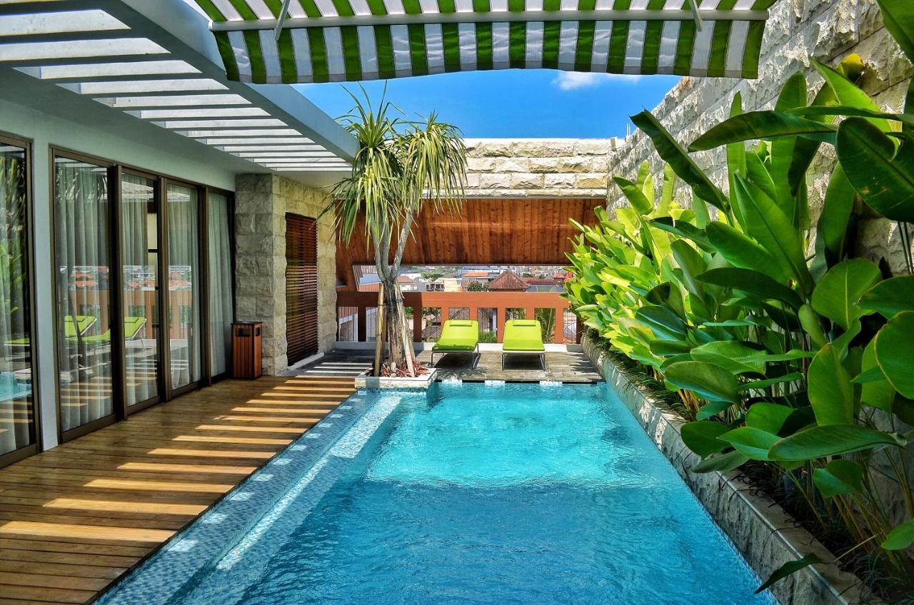 فندق تي إس سويتس سيمينياك بالي سمينياك المظهر الخارجي الصورة The swimming pool at the hotel